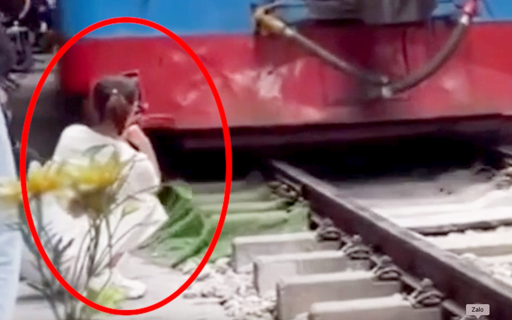 Café owner booked after foreign tourist’s phone knocked away by passing train in Hanoi- Ảnh 1.