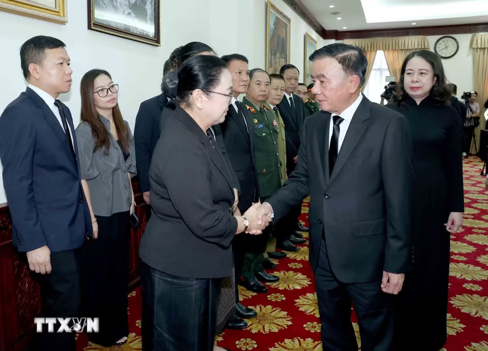 Lãnh đạo Đảng, Nhà nước viếng Chủ tịch Quốc hội Lào Xaysomphone Phomvihane - Ảnh 4.