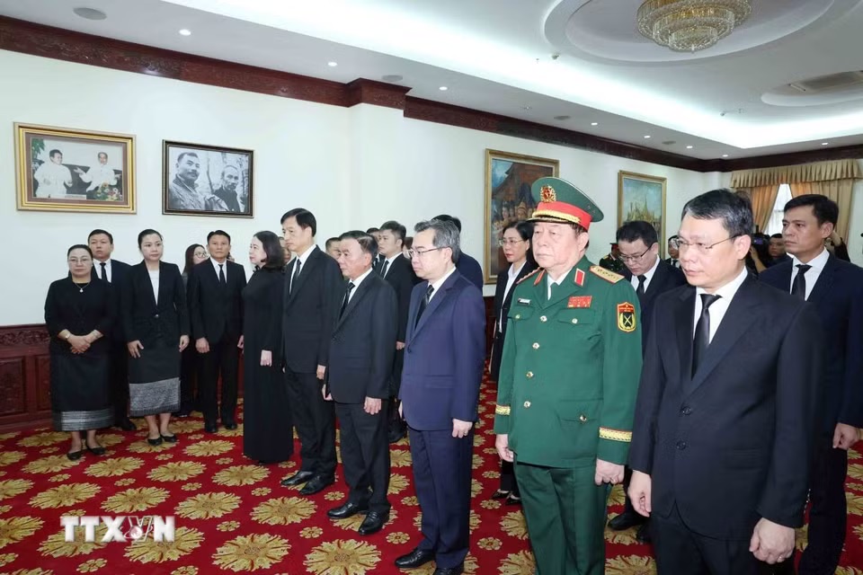 Lãnh đạo Đảng, Nhà nước viếng Chủ tịch Quốc hội Lào Xaysomphone Phomvihane - Ảnh 3.