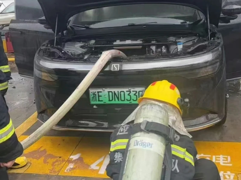 Vụ xe điện bốc cháy khi đỗ cạnh trụ sạc: Hãng cho biết chiếc xe đã gặp tai nạn trước đó - Ảnh 1.