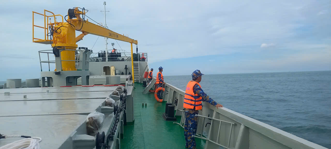 Vụ 4 người bị sóng cuốn xuống biển Đà Nẵng: Mở rộng vùng tìm kiếm ra vùng biển giữa Sơn Trà và Cù Lao Chàm - Ảnh 1.