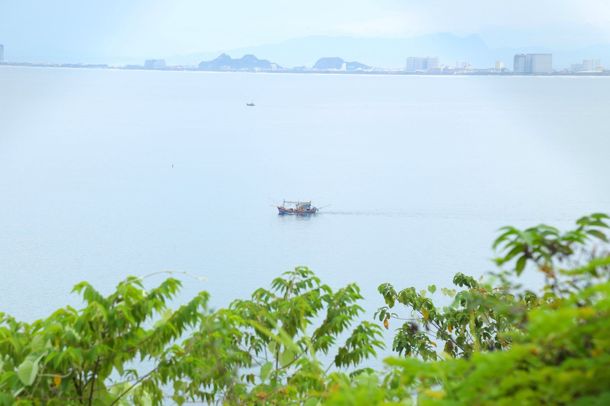 Vụ 4 người bị sóng cuốn xuống biển Đà Nẵng: Mở rộng vùng tìm kiếm ra vùng biển giữa Sơn Trà và Cù Lao Chàm - Ảnh 2.