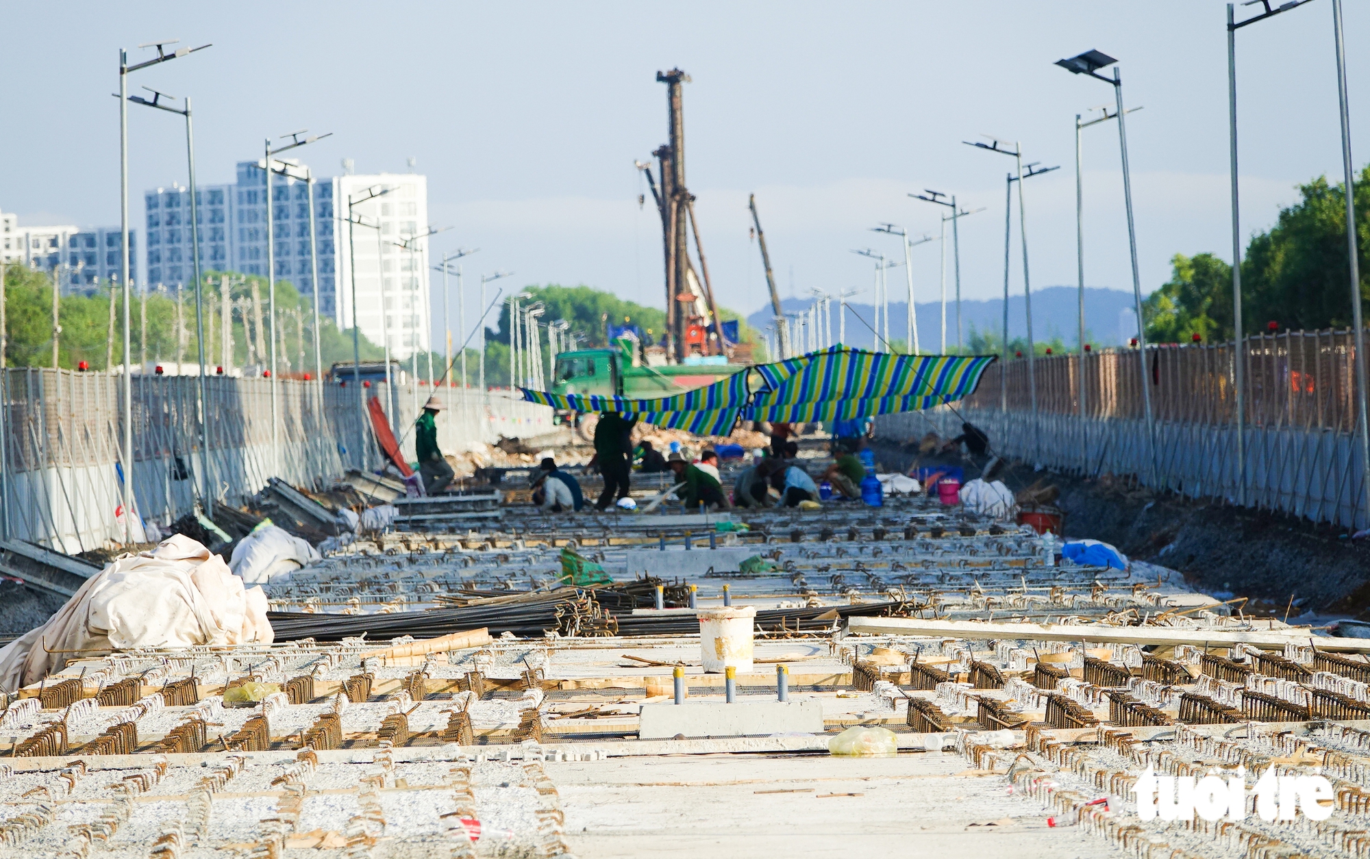 Tuyến tàu điện đô thị 9.000 tỉ đồng ở Phú Quốc triển khai lắp ray hiệu chuẩn tuyến - Ảnh 2.