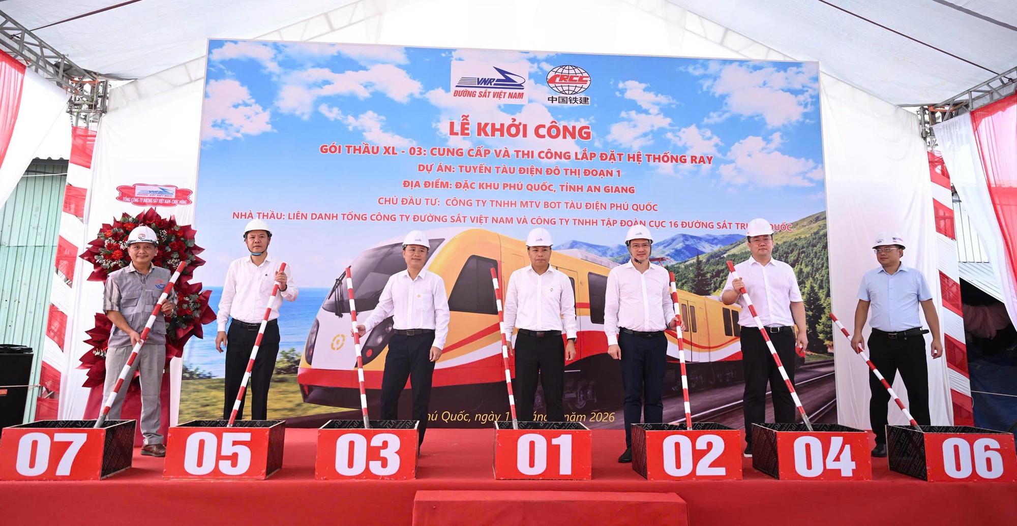 Tuyến tàu điện đô thị 9.000 tỉ đồng ở Phú Quốc triển khai lắp ray hiệu chuẩn tuyến - Ảnh 1.