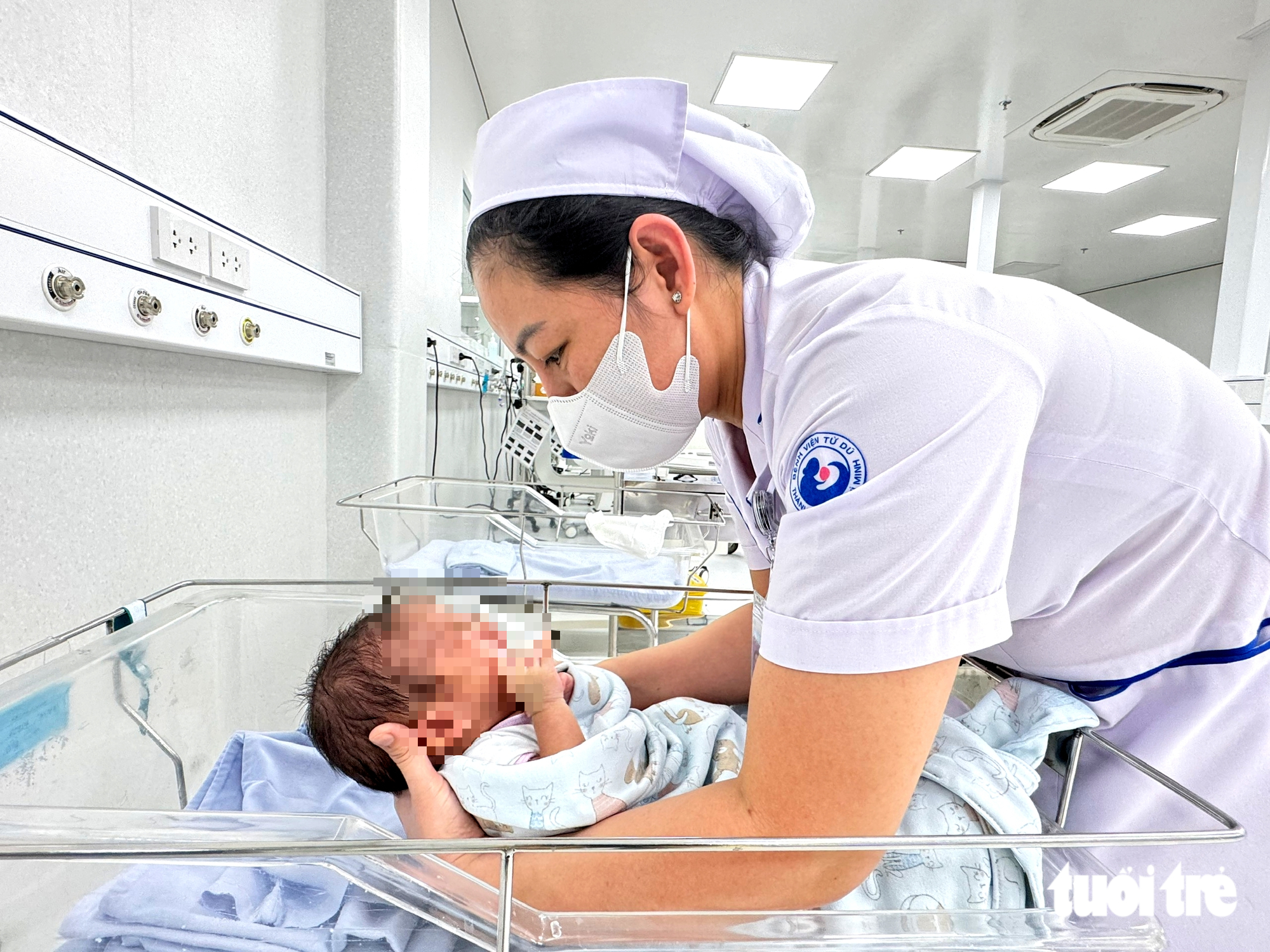 Bệnh viện mở rộng, bệnh nhân tăng: TP.HCM 'khát' điều dưỡng - Ảnh 2.