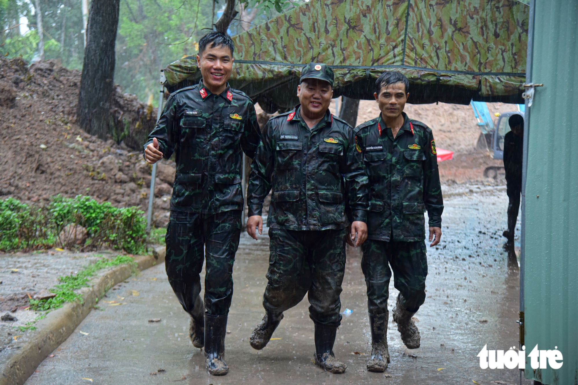 Miệt mài dưới trời mưa tìm hài cốt liệt sĩ trong hố chôn thứ hai tại công viên Lê Thị Riêng - Ảnh 5.