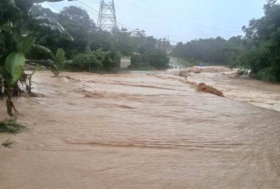Mưa lũ chia cắt nhiều bản làng vùng biên giới ở Quảng Trị - Ảnh 3.