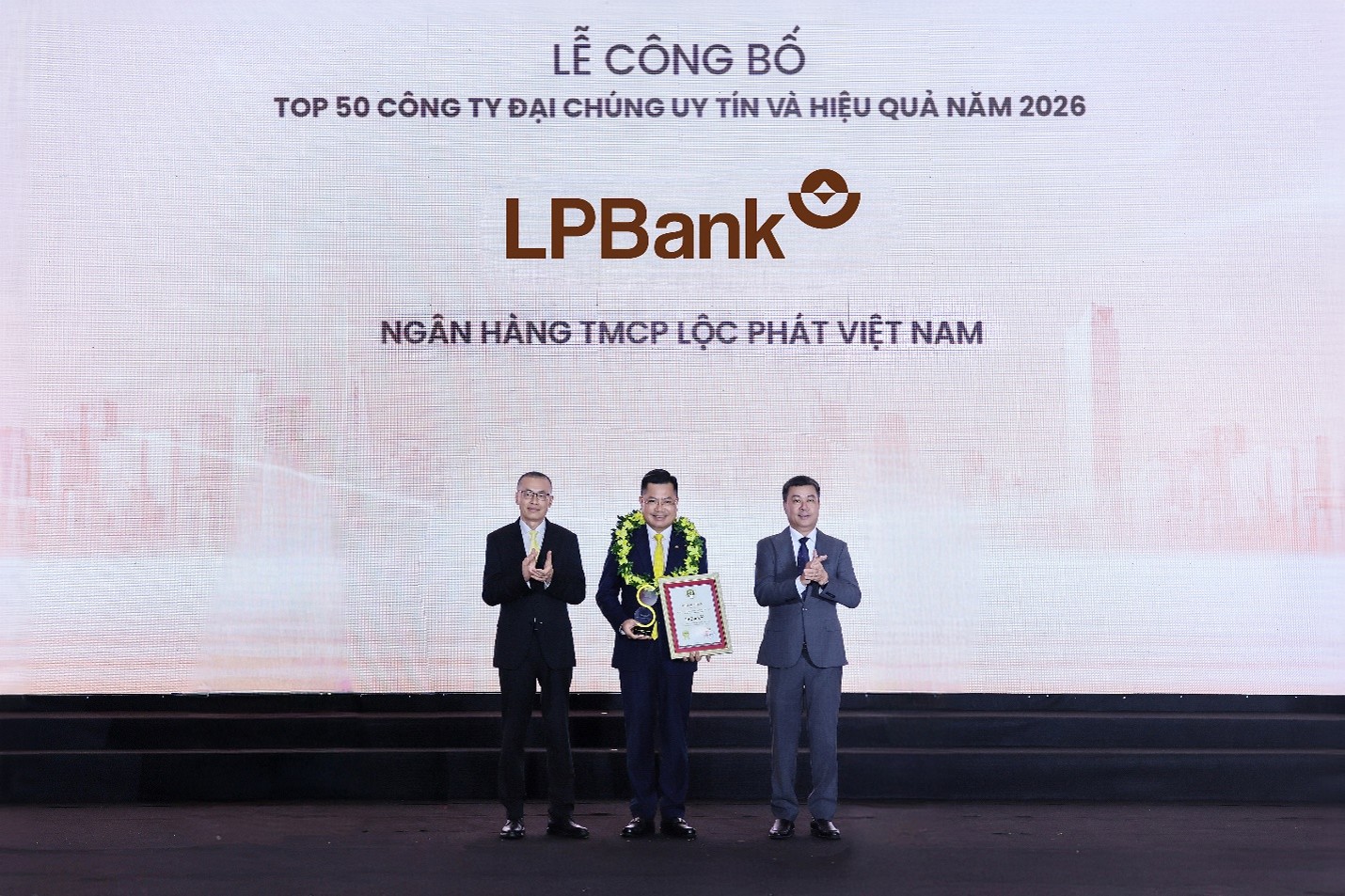 LPBank thăng hạng mạnh tại Bảng xếp hạng Vietnam Report 2026 - Ảnh 2.