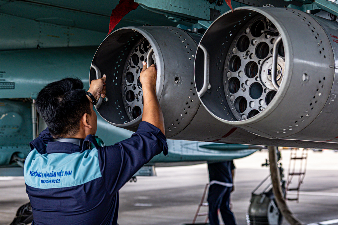 Xem tiêm kích Su-30MK2, Su-27, trực thăng diễn tập bắn, ném bom đạn thật - Ảnh 2.