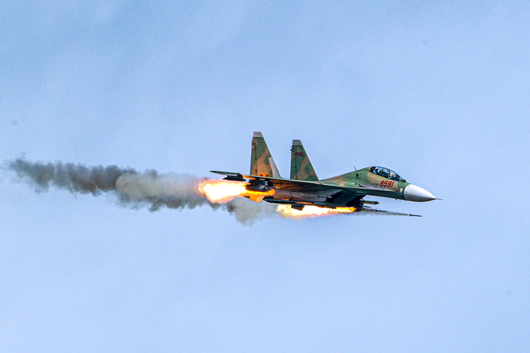 Xem tiêm kích Su-30MK2, Su-27, trực thăng diễn tập bắn, ném bom đạn thật - Ảnh 1.