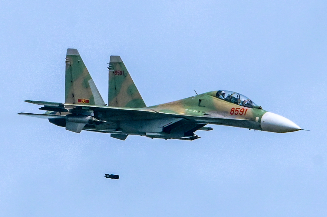 Xem tiêm kích Su-30MK2, Su-27, trực thăng diễn tập bắn, ném bom đạn thật - Ảnh 5.