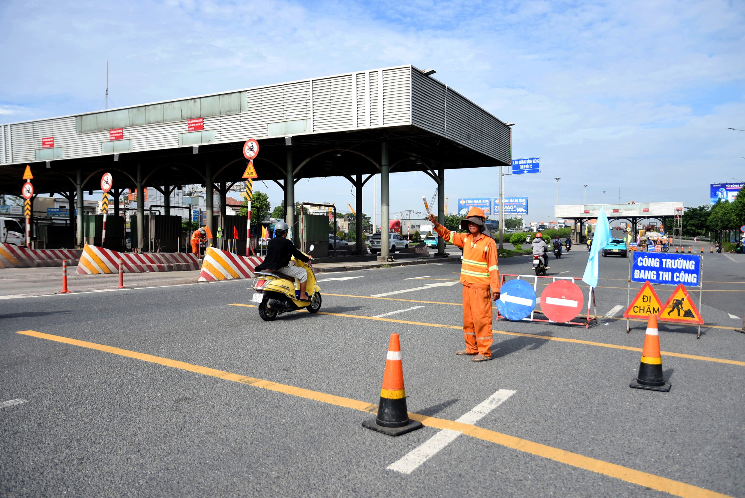 Bắt đầu tháo dỡ trạm thu phí cầu Đồng Nai, cửa ngõ phía Đông TP.HCM - Ảnh 2.