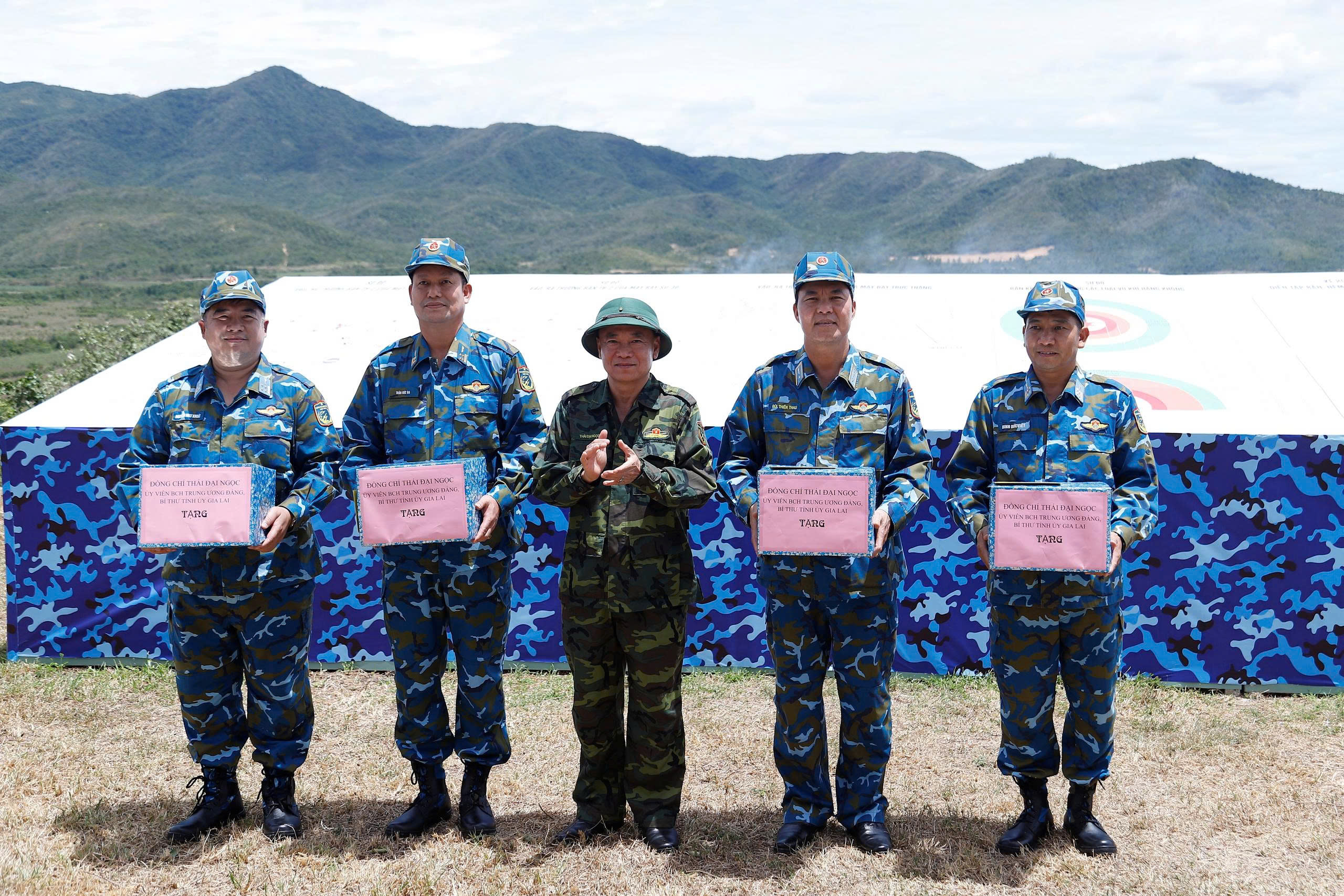 Xem tiêm kích Su-30MK2, Su-27, trực thăng diễn tập bắn, ném bom đạn thật - Ảnh 8.