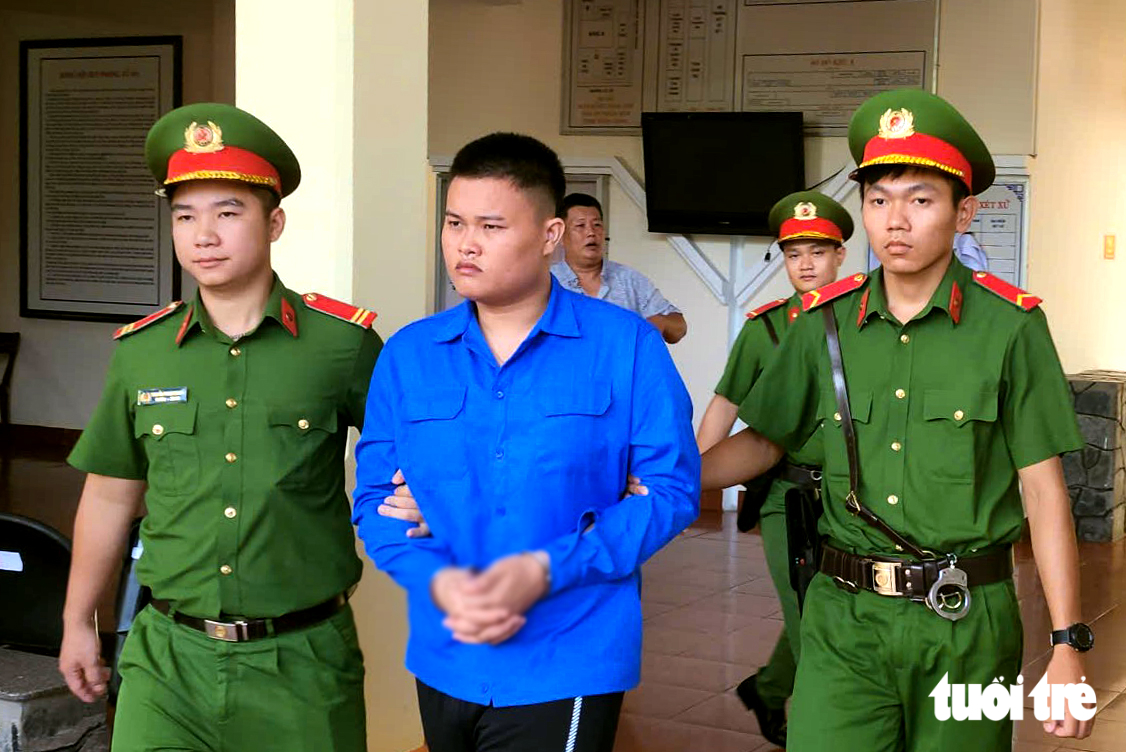 Cự cãi sau trận đá gà, nam thanh niên mang bom xăng tìm đối thủ để tấn công - Ảnh 2.