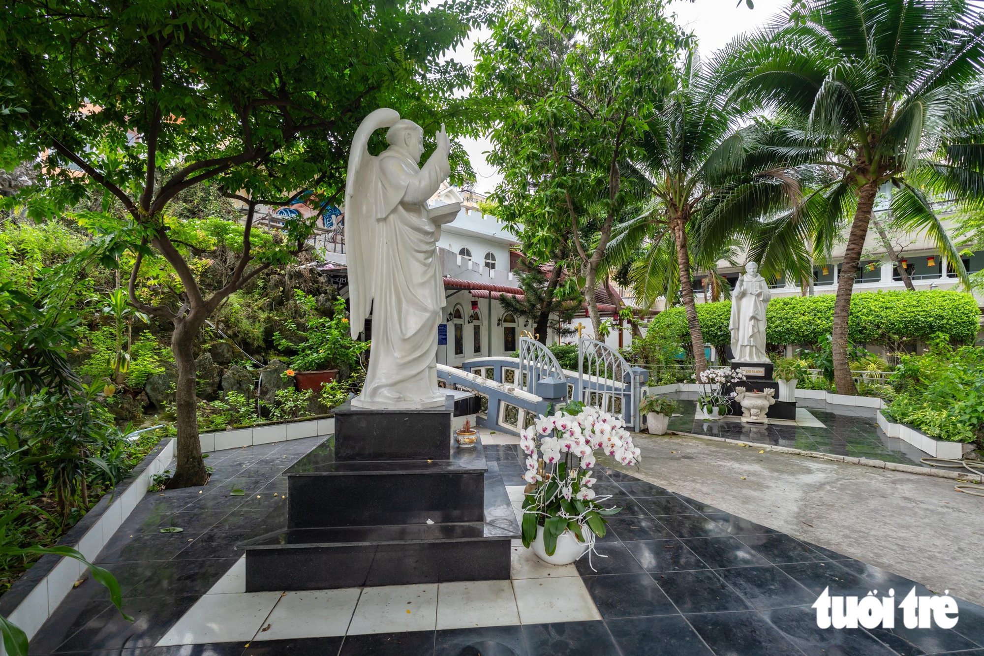 Ngỡ ngàng nhà thờ Tân Hòa mang dáng đình làng Việt - Ảnh 12.