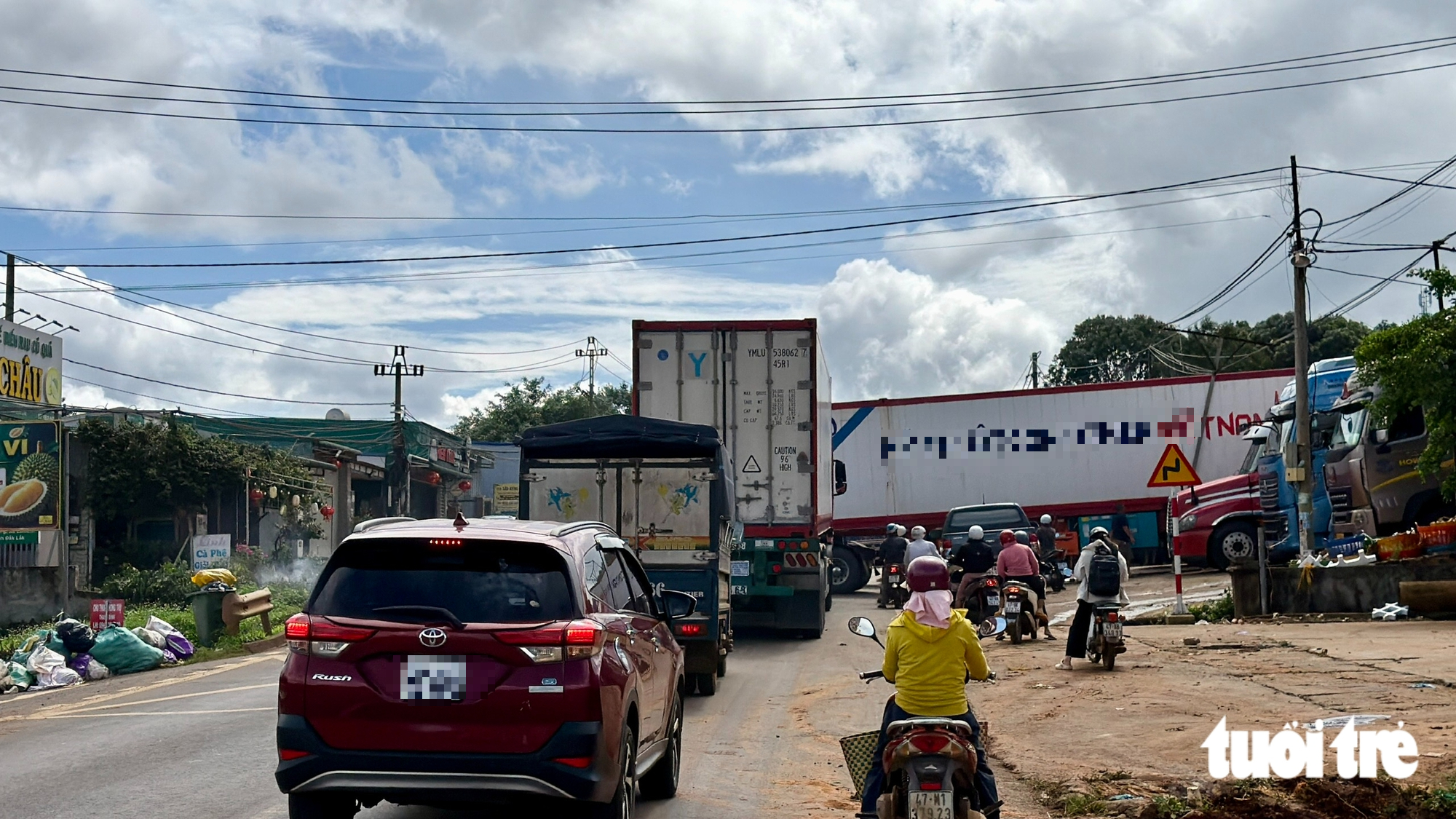 Mùa sầu riêng, quốc lộ 26 ở Đắk Lắk oằn mình vì xe container, xe tải nặng - Ảnh 5.