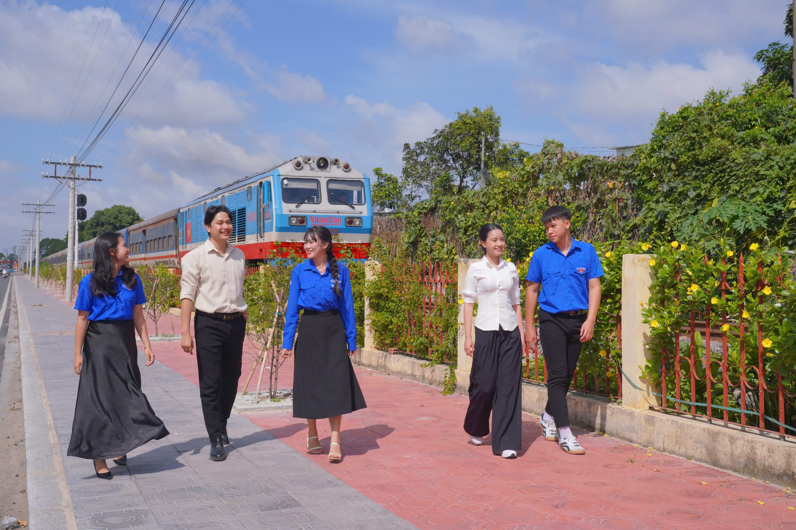 Đường tàu - đường hoa, điểm nhấn xanh của tuổi trẻ Dĩ An - Ảnh 1.