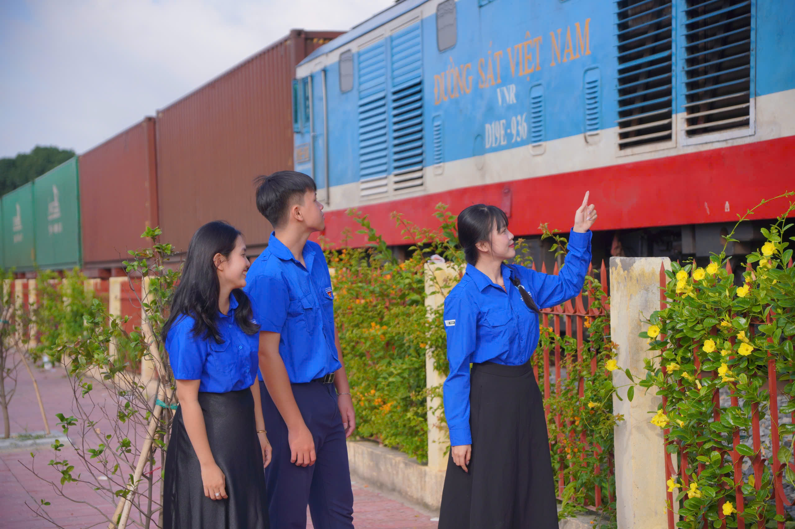 Đường tàu - đường hoa, điểm nhấn xanh của tuổi trẻ Dĩ An - Ảnh 3.