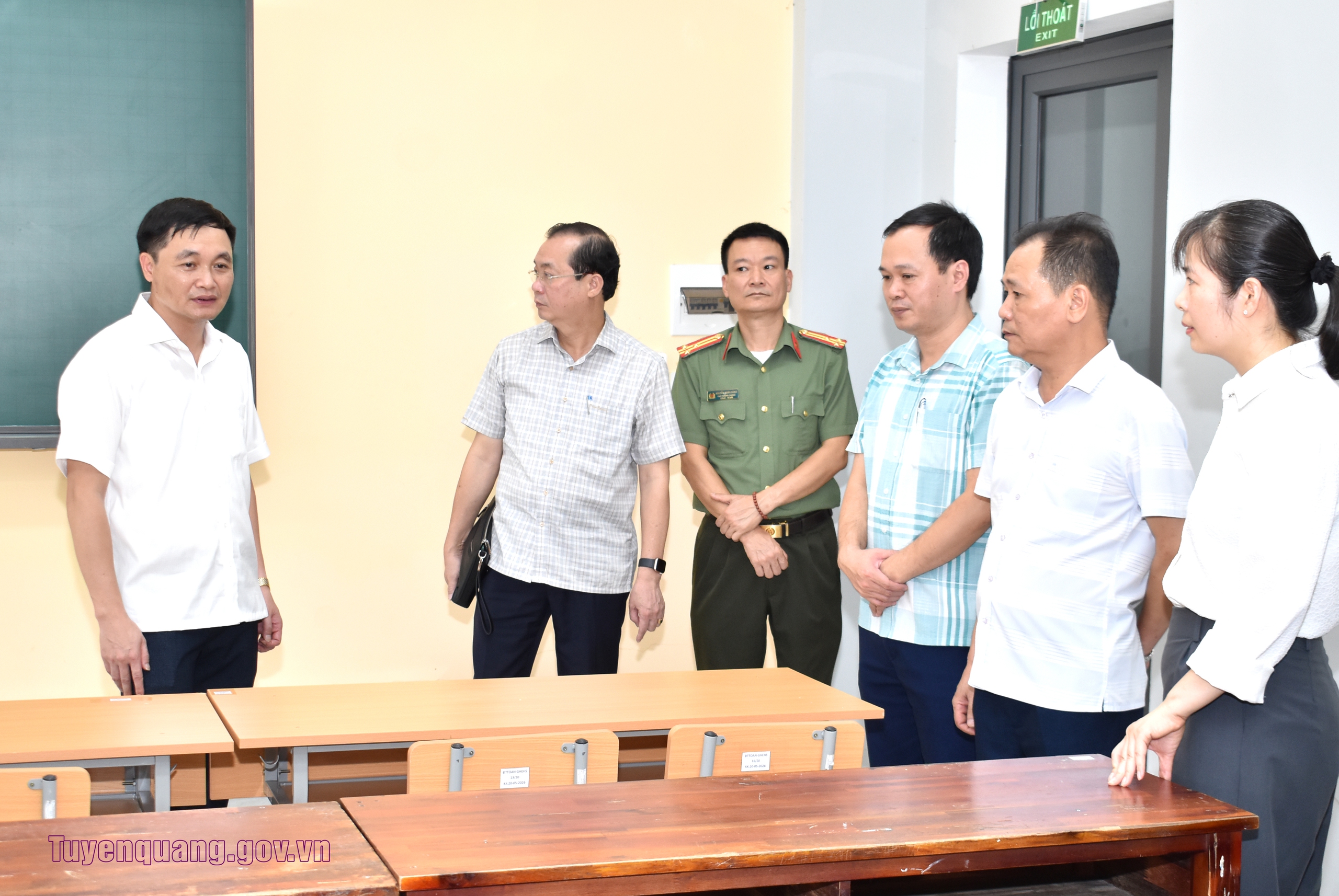 Thí sinh Tuyên Quang làm thủ tục thi lại, phụ huynh động viên 'sức đến đâu làm đến đó' - Ảnh 9.