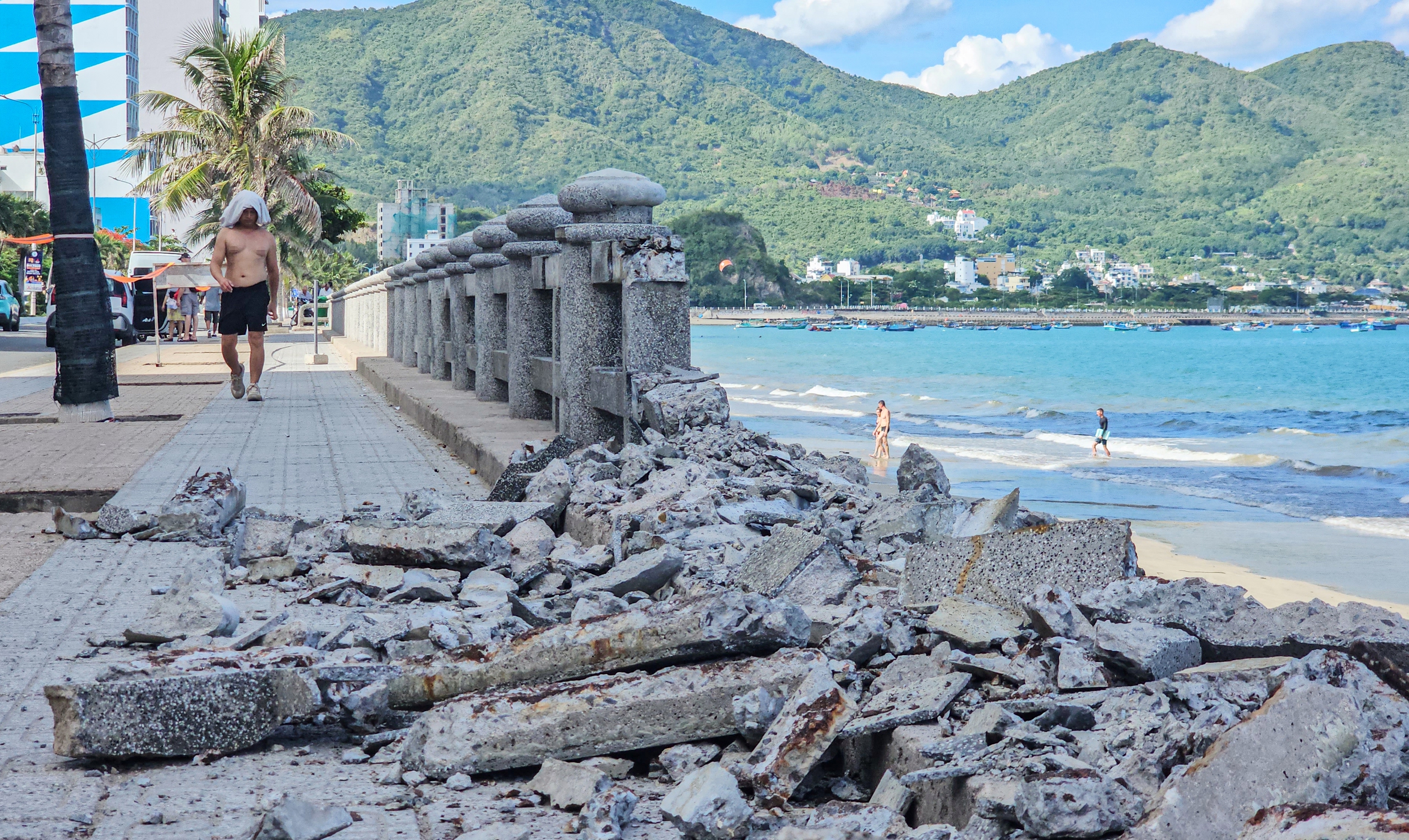 Lí do phá bỏ hệ thống lan can bờ biển ở Nha Trang - Ảnh 1.