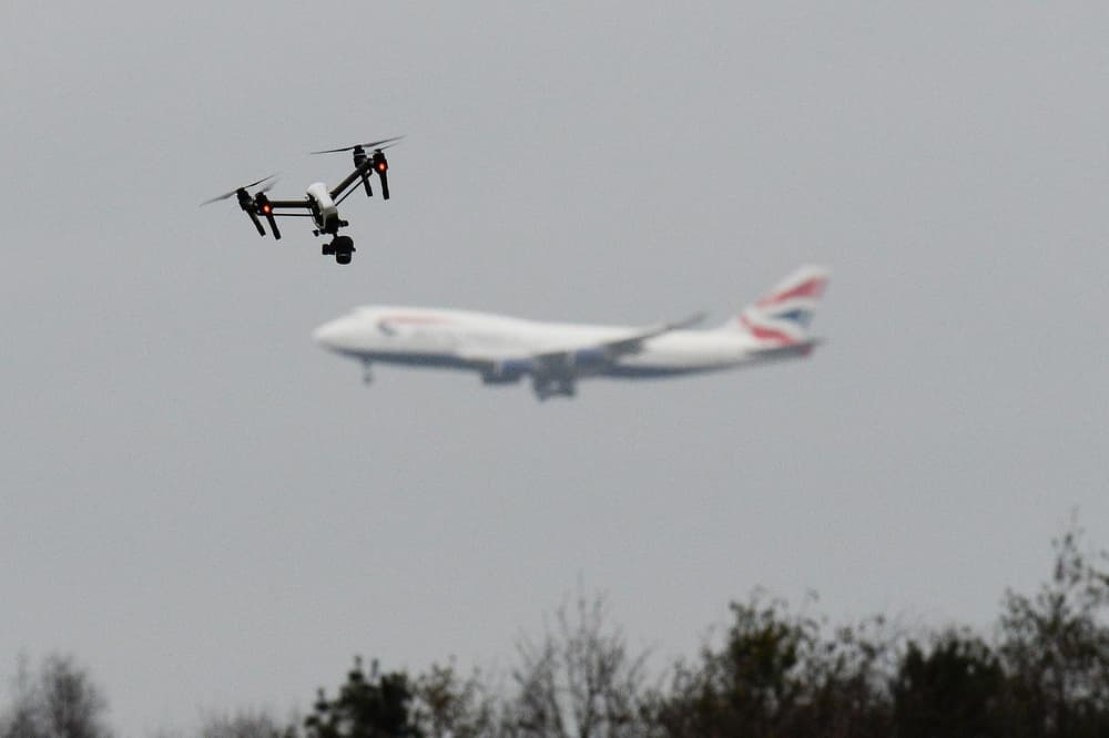 Drone quanh sân bay: Các nước dựng 'hàng rào' trên bầu trời như thế nào? - Ảnh 1.