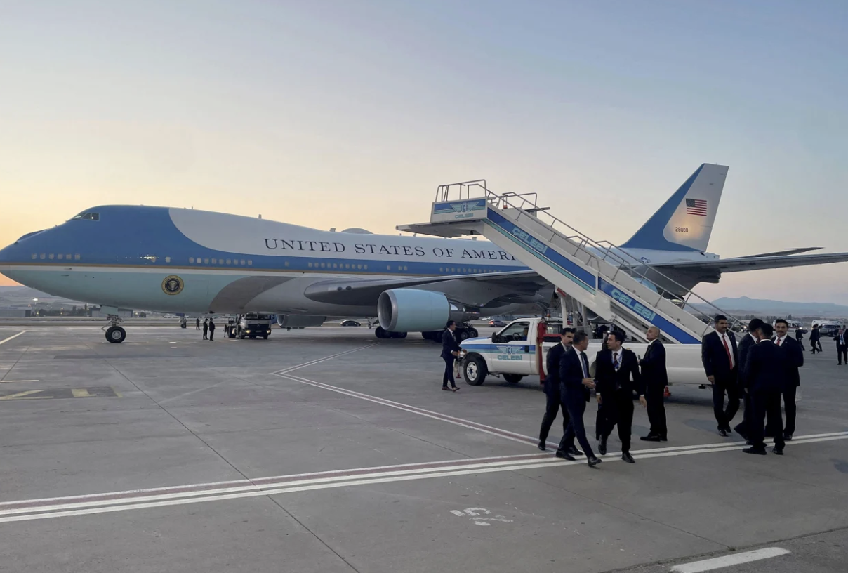 Ông Trump rời Air Force One bằng xe chở suất ăn vì lo bị tấn công - Ảnh 1.