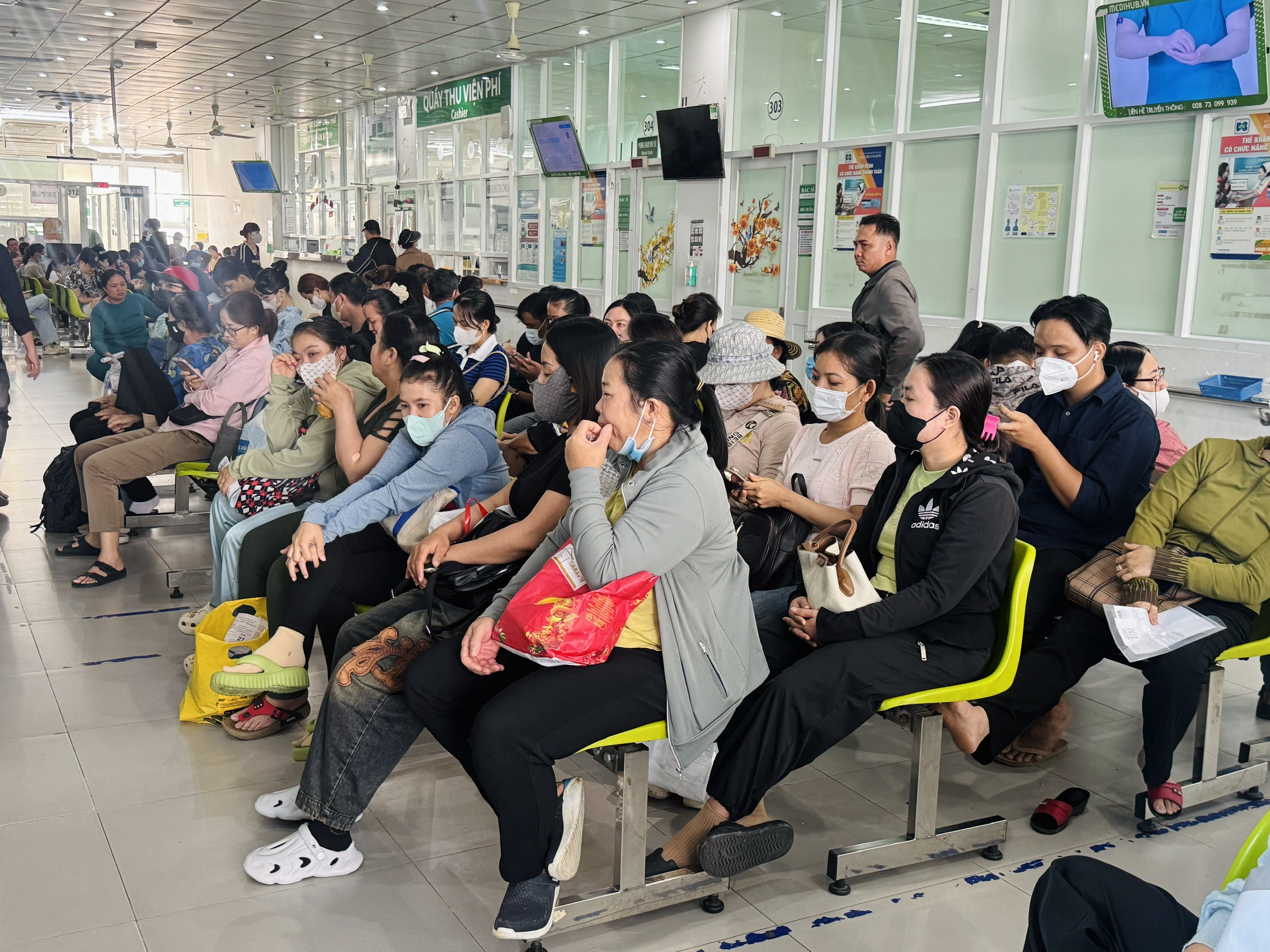 Bệnh viện Chợ Rẫy cảnh báo dịch vụ 'bốc số nhỏ', hứa hẹn khám nhanh - Ảnh 1.