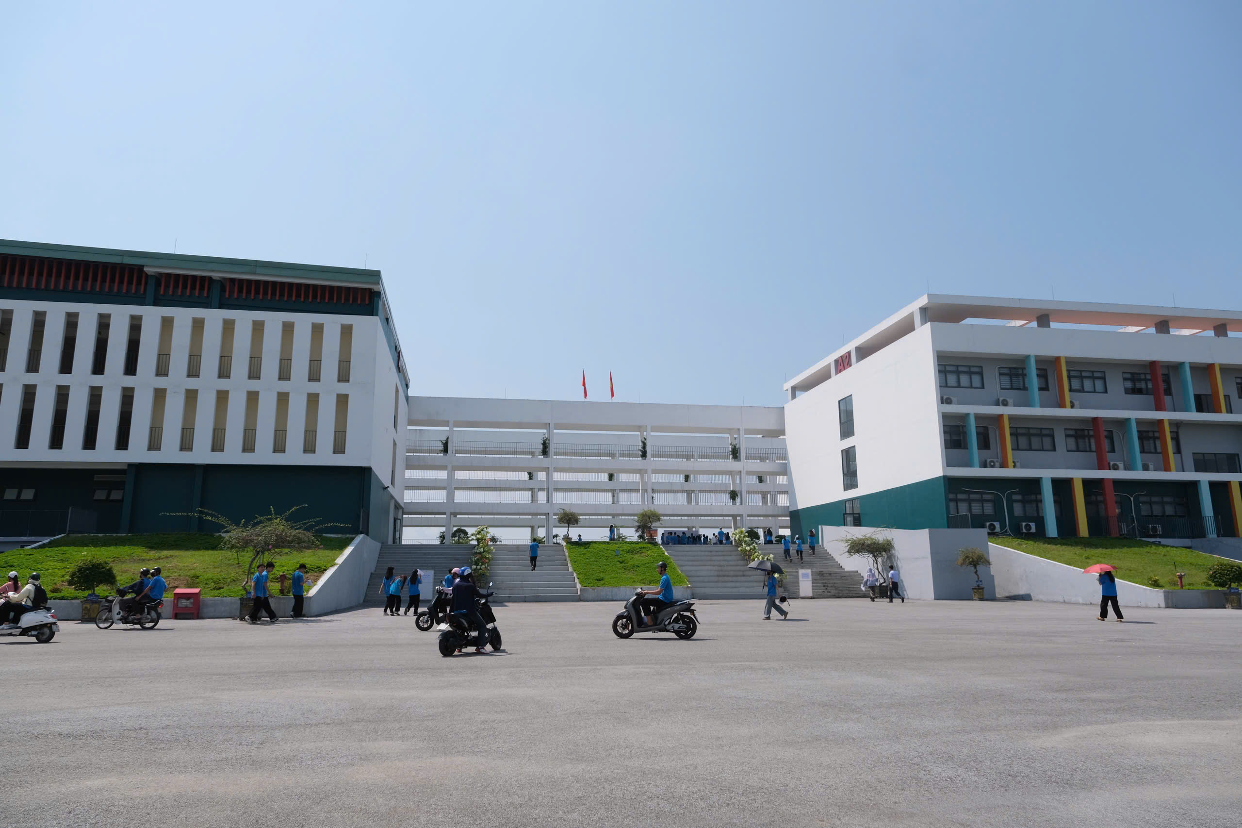 Thí sinh Tuyên Quang làm thủ tục thi lại, phụ huynh động viên 'sức đến đâu làm đến đó' - Ảnh 6.