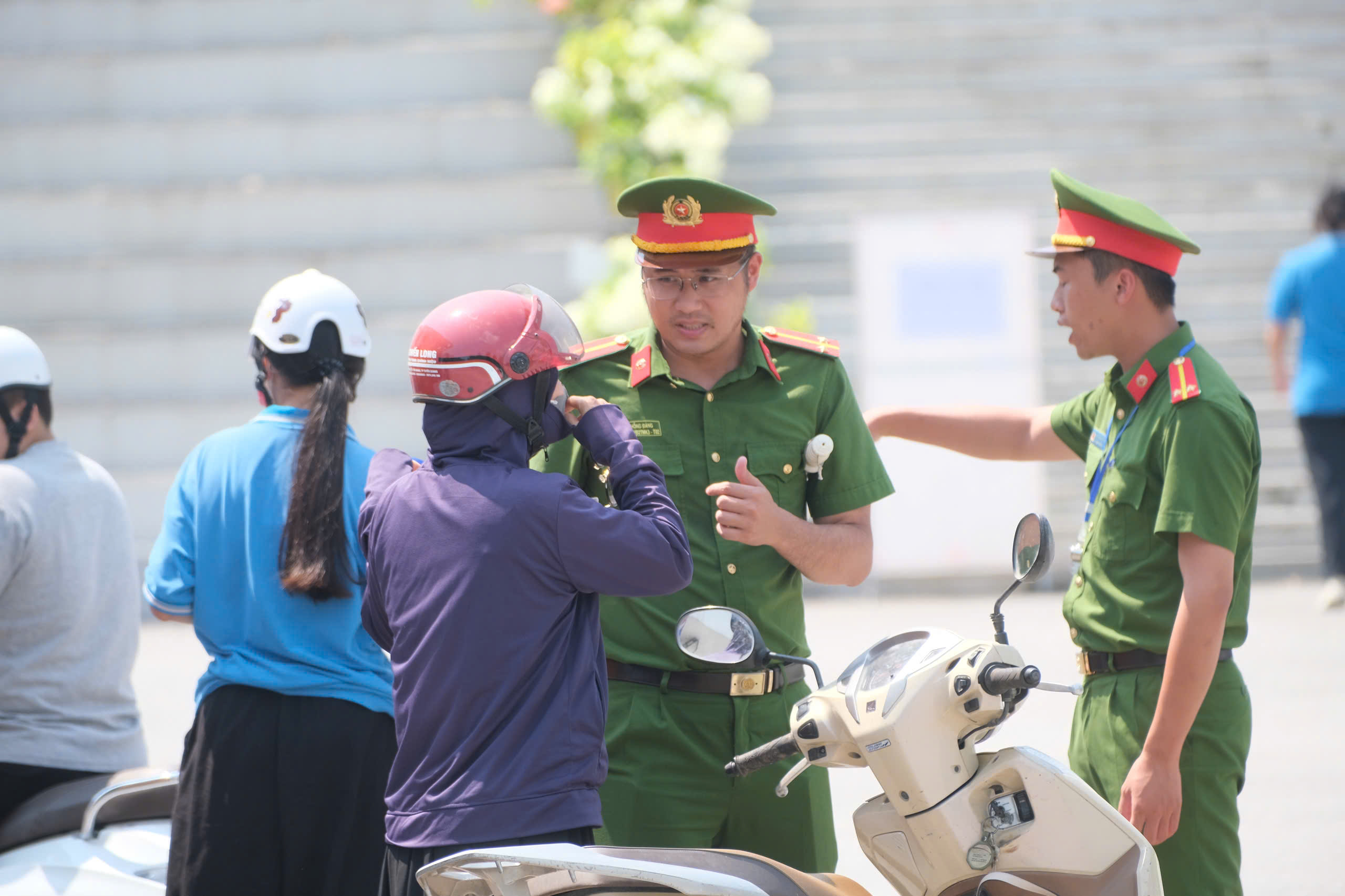 Thí sinh Tuyên Quang làm thủ tục thi lại, phụ huynh động viên 'sức đến đâu làm đến đó' - Ảnh 4.