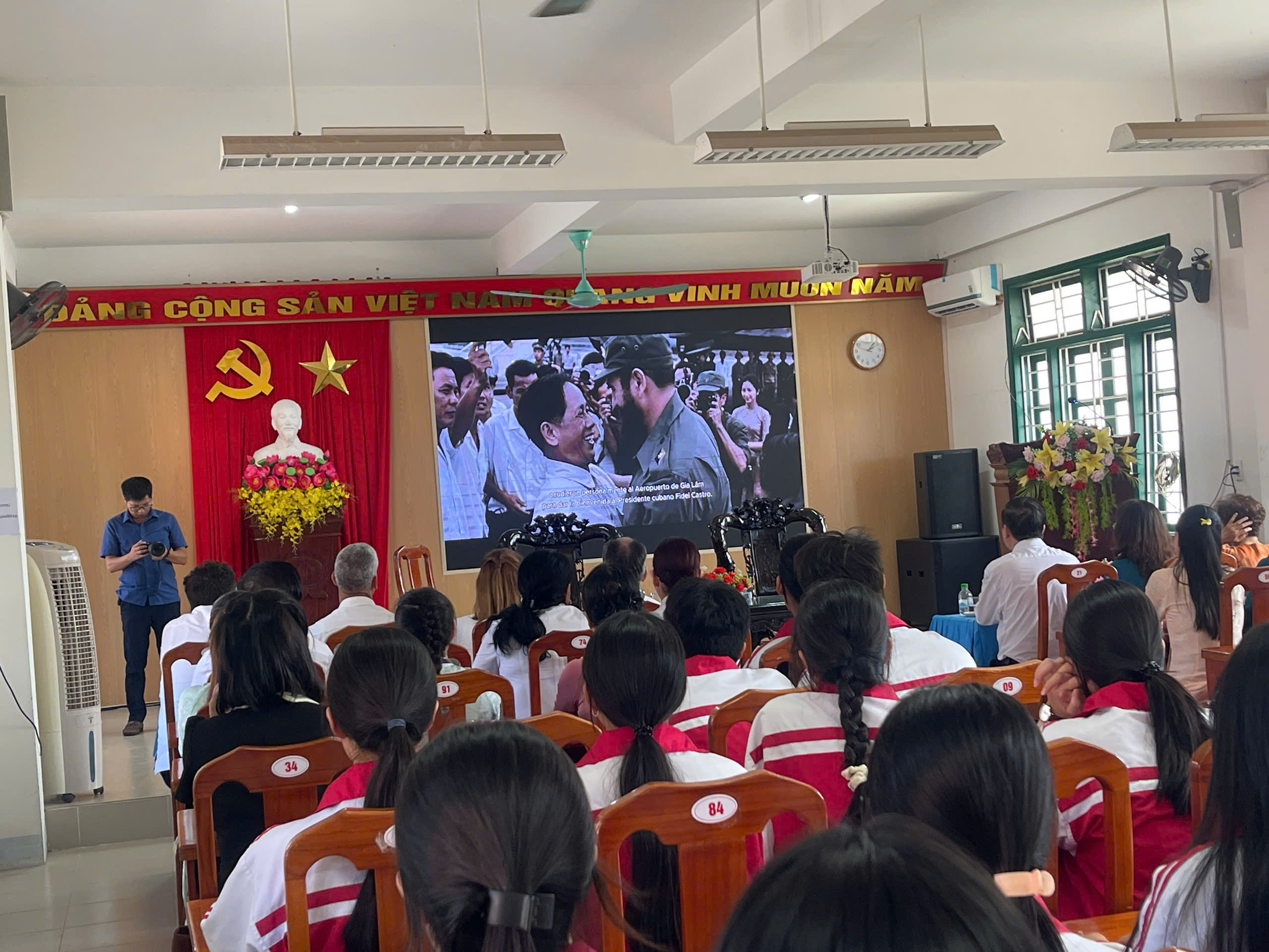 Người trẻ Việt dùng AI kể lại chuyến đi Quảng Trị của Fidel Castro - Ảnh 2.