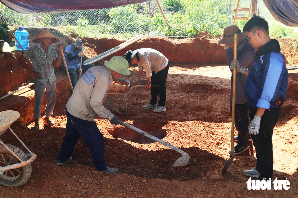 Cận cảnh khai quật mộ gạch cổ thấy kiếm, đồ gốm, tiền cổ - Ảnh 1.