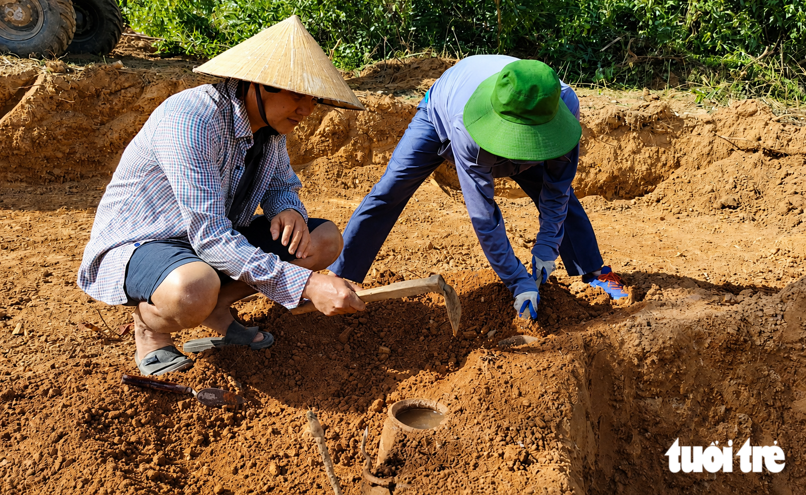 Cận cảnh khai quật mộ gạch cổ thấy kiếm, đồ gốm, tiền cổ - Ảnh 3.