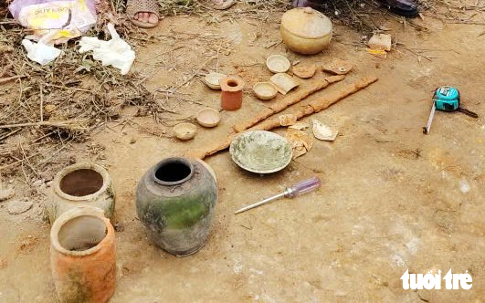 Cận cảnh khai quật mộ gạch cổ thấy kiếm, đồ gốm, tiền cổ - Ảnh 7.
