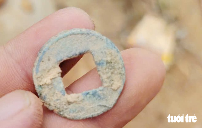 Cận cảnh khai quật mộ gạch cổ thấy kiếm, đồ gốm, tiền cổ - Ảnh 10.