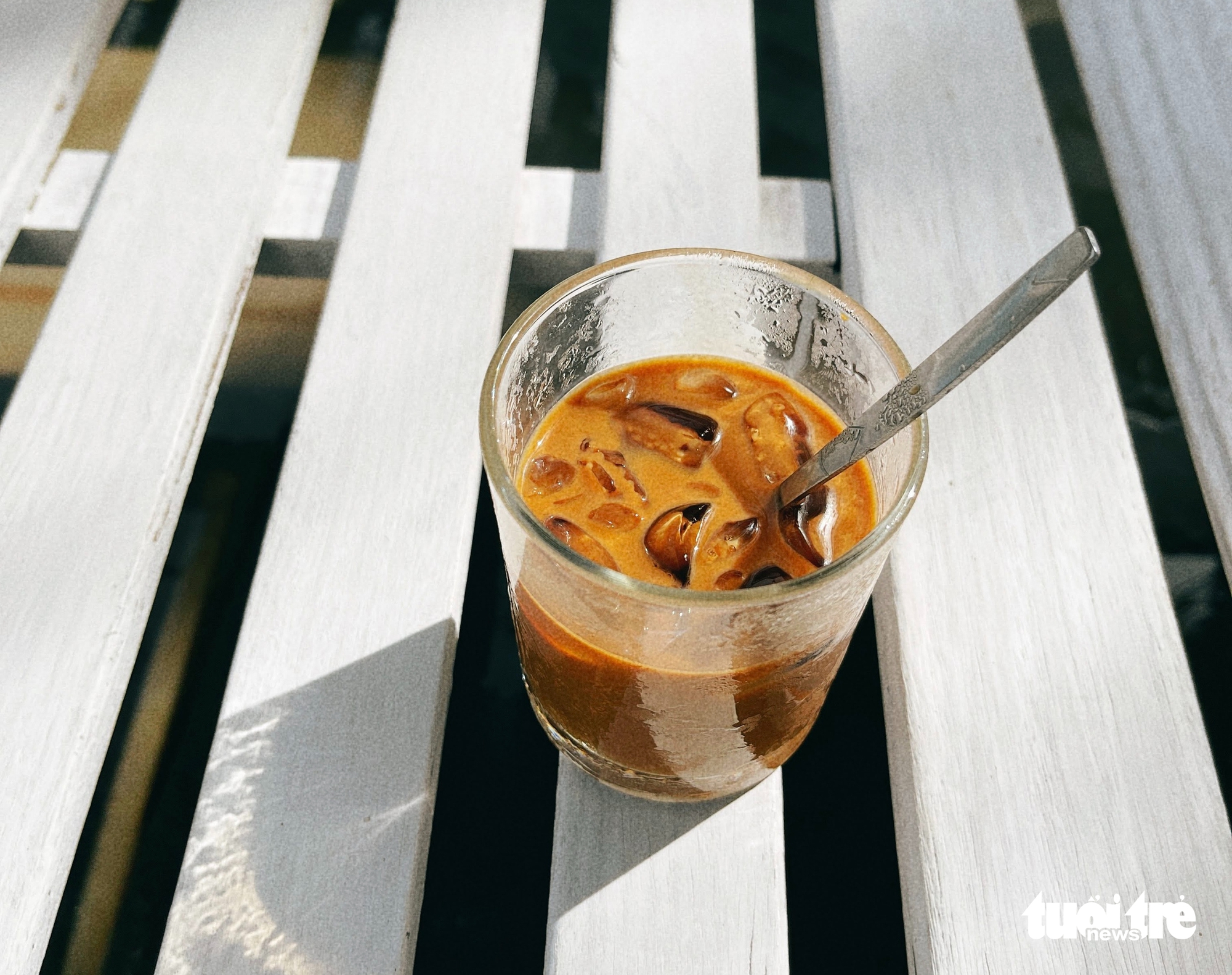 Foreigners get hooked on Vietnamese coffee despite sleepless nights - Ảnh 1.