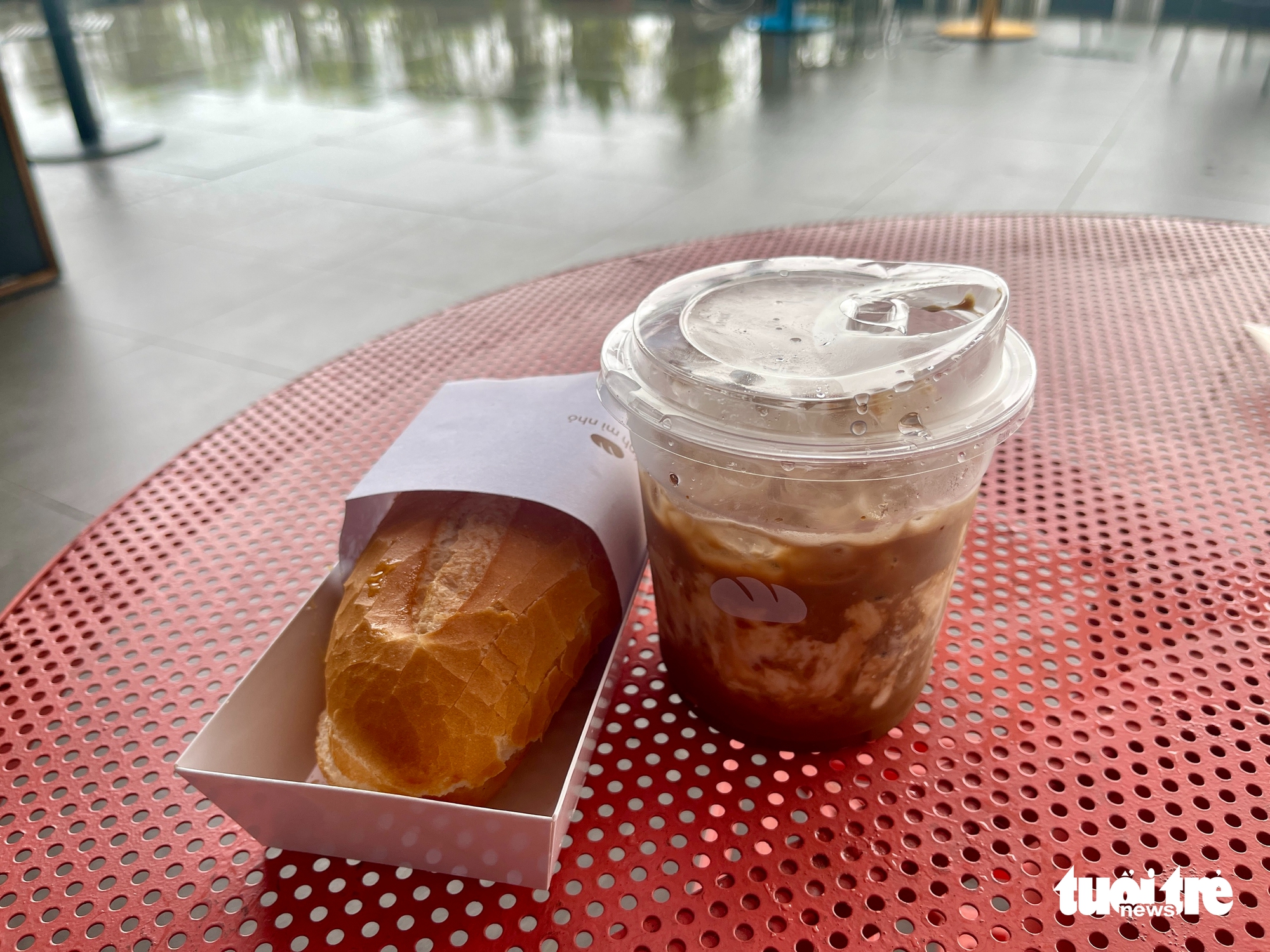 Foreigners get hooked on Vietnamese coffee despite sleepless nights - Ảnh 4.