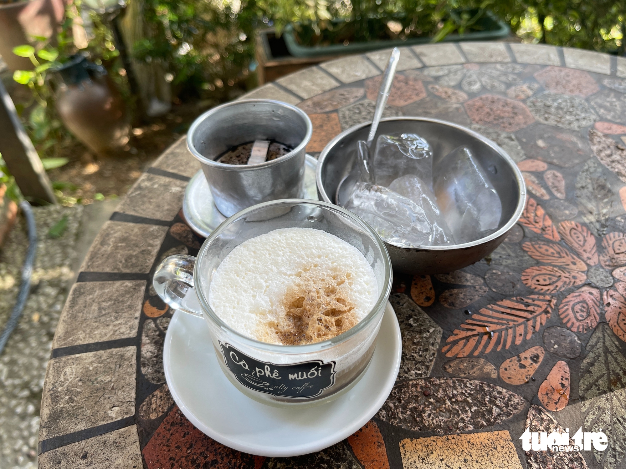 Foreigners get hooked on Vietnamese coffee despite sleepless nights - Ảnh 6.
