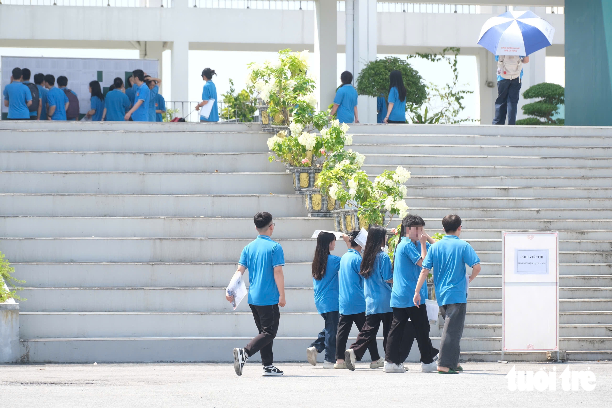 Thí sinh Tuyên Quang làm thủ tục thi lại, phụ huynh động viên 'sức đến đâu làm đến đó' - Ảnh 1.