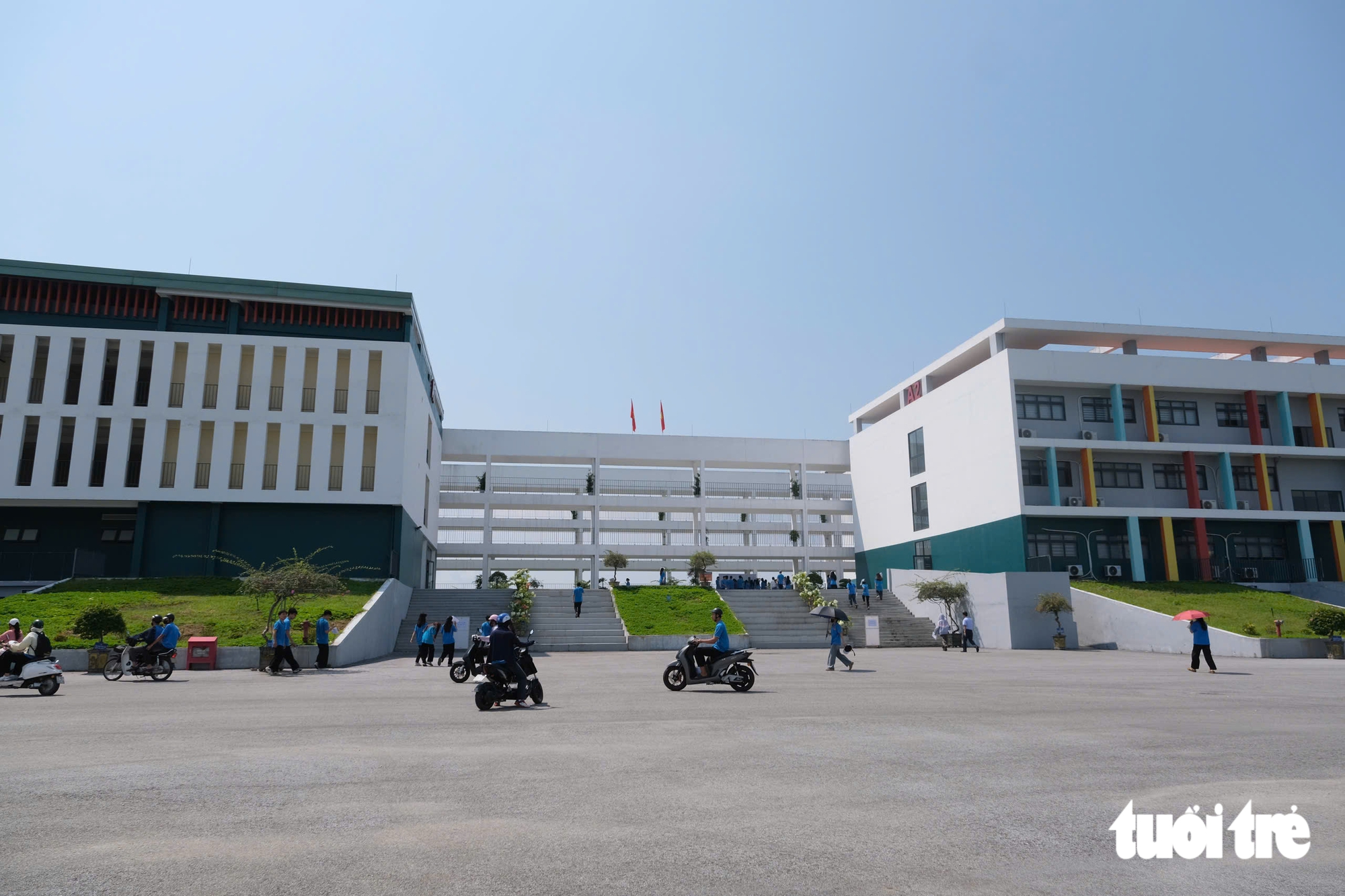 Thí sinh Tuyên Quang làm thủ tục thi lại, phụ huynh động viên 'sức đến đâu làm đến đó' - Ảnh 6.