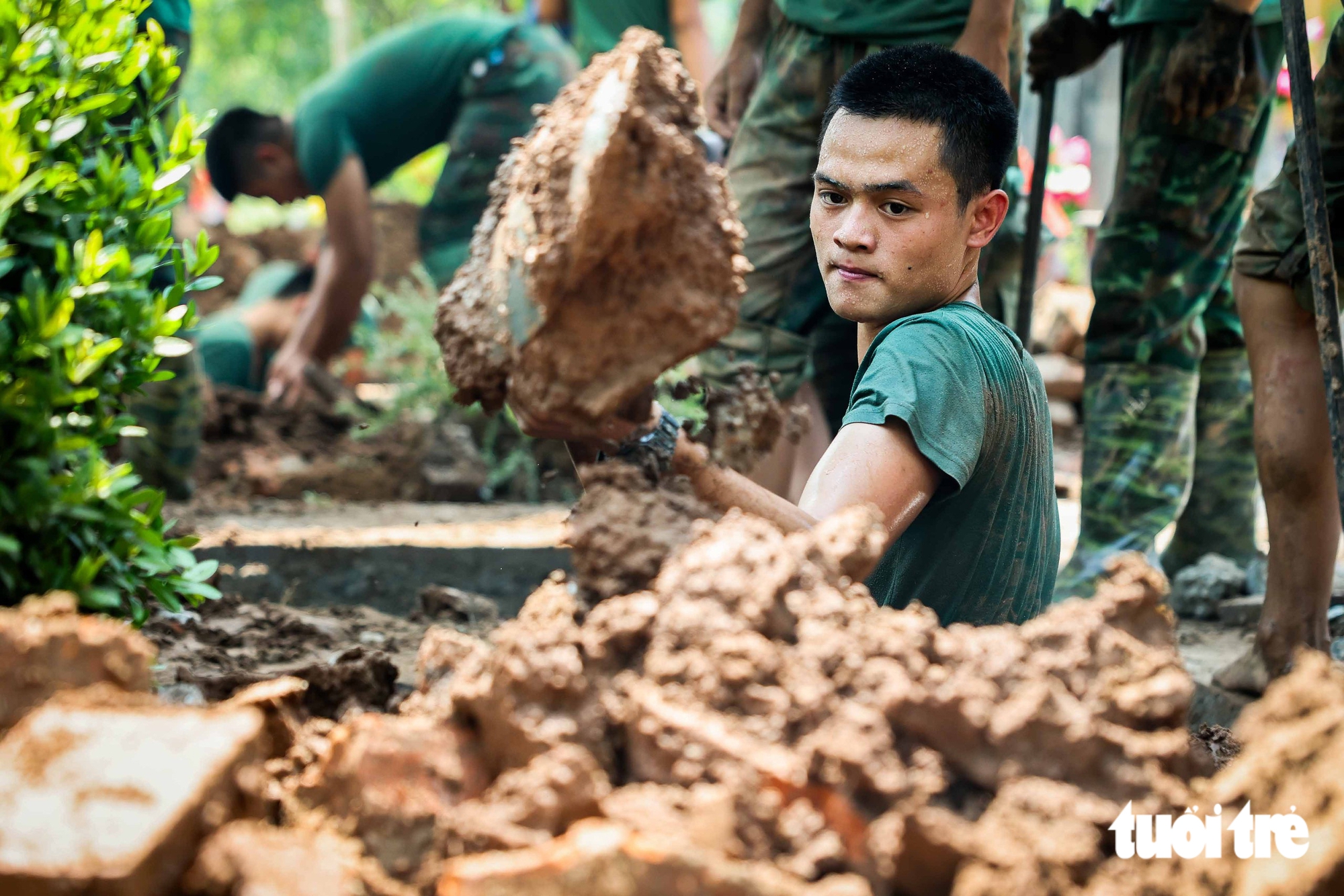 Khai quật tìm danh tính 469 Liệt sĩ chống Pháp sau 70 năm tại Nghĩa trang Mai Dịch - Ảnh 2.