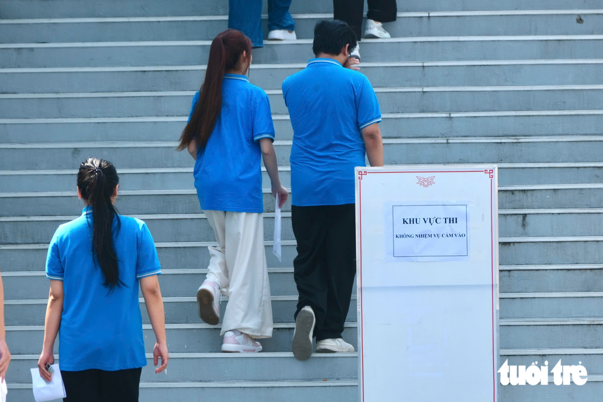 Sáng nay hơn 300 thí sinh chuyên Tuyên Quang dự thi môn văn kỳ thi tốt nghiệp lần 2 - Ảnh 8.