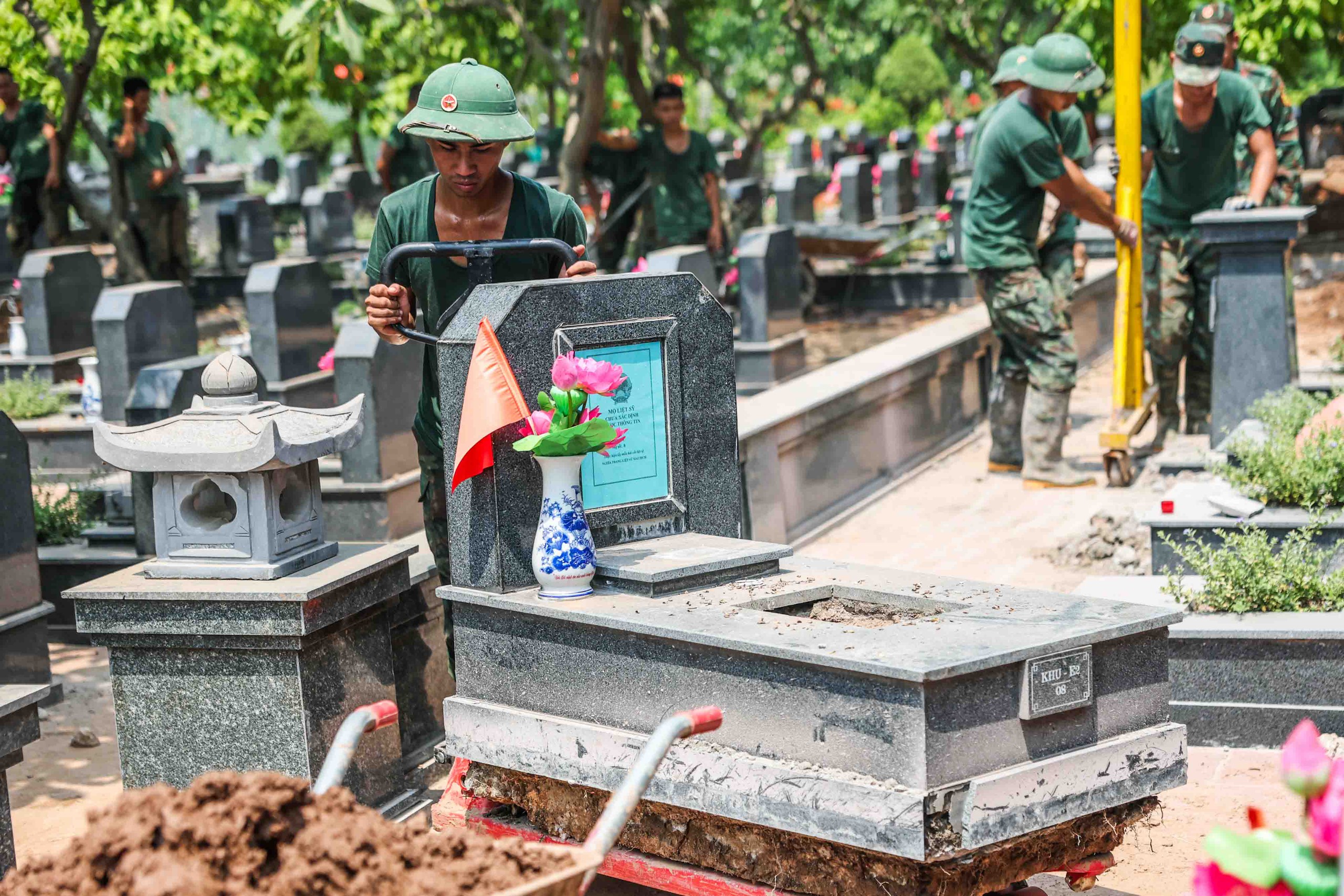 Khai quật tìm danh tính 469 Liệt sĩ chống Pháp sau 70 năm tại Nghĩa trang Mai Dịch - Ảnh 8.