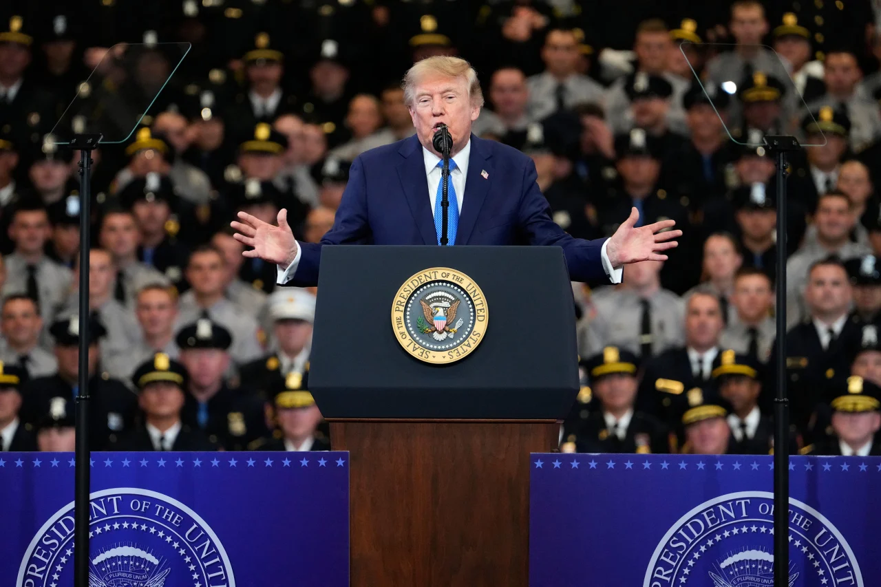 Ông Trump nói giá xăng tăng 'không sao', bảo vệ quyết định đánh Iran - Ảnh 2.