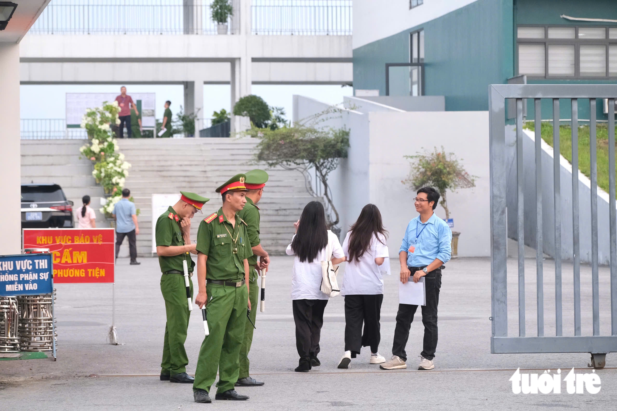 Sáng nay hơn 300 thí sinh chuyên Tuyên Quang dự thi môn văn kỳ thi tốt nghiệp lần 2 - Ảnh 1.