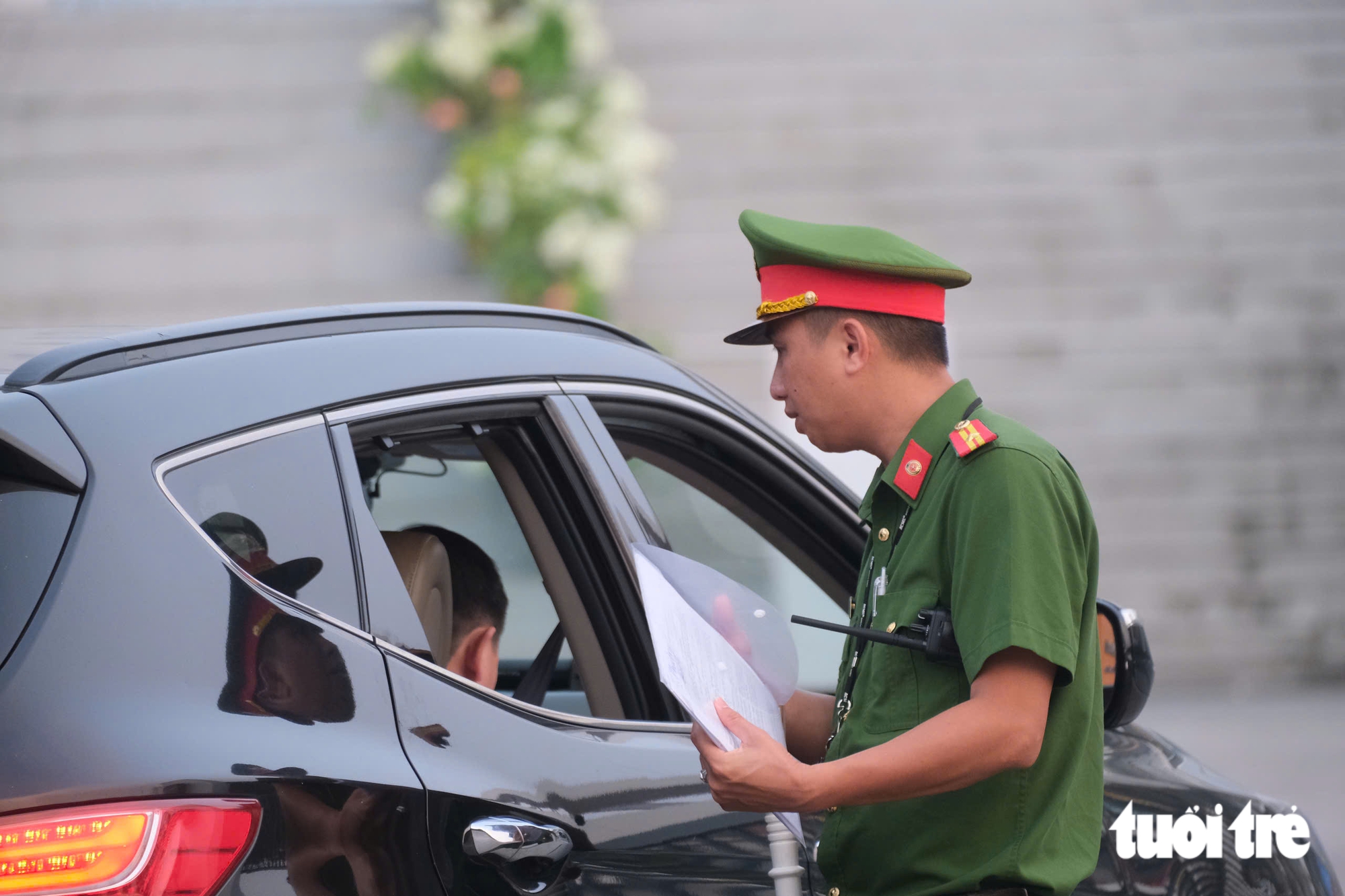 Sáng nay hơn 300 thí sinh chuyên Tuyên Quang dự thi môn văn kỳ thi tốt nghiệp lần 2 - Ảnh 2.