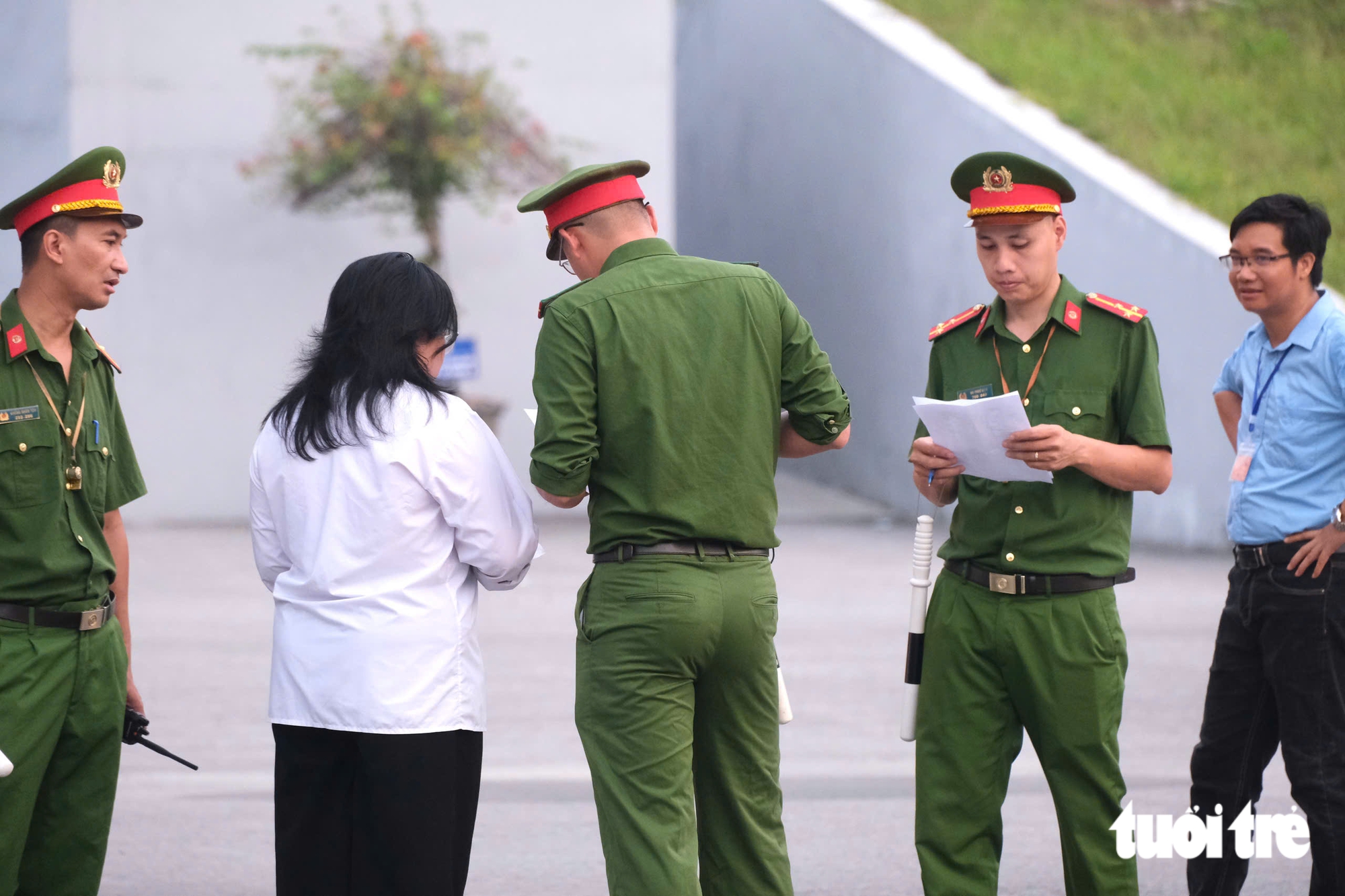 Sáng nay hơn 300 thí sinh chuyên Tuyên Quang dự thi môn văn kỳ thi tốt nghiệp lần 2 - Ảnh 3.
