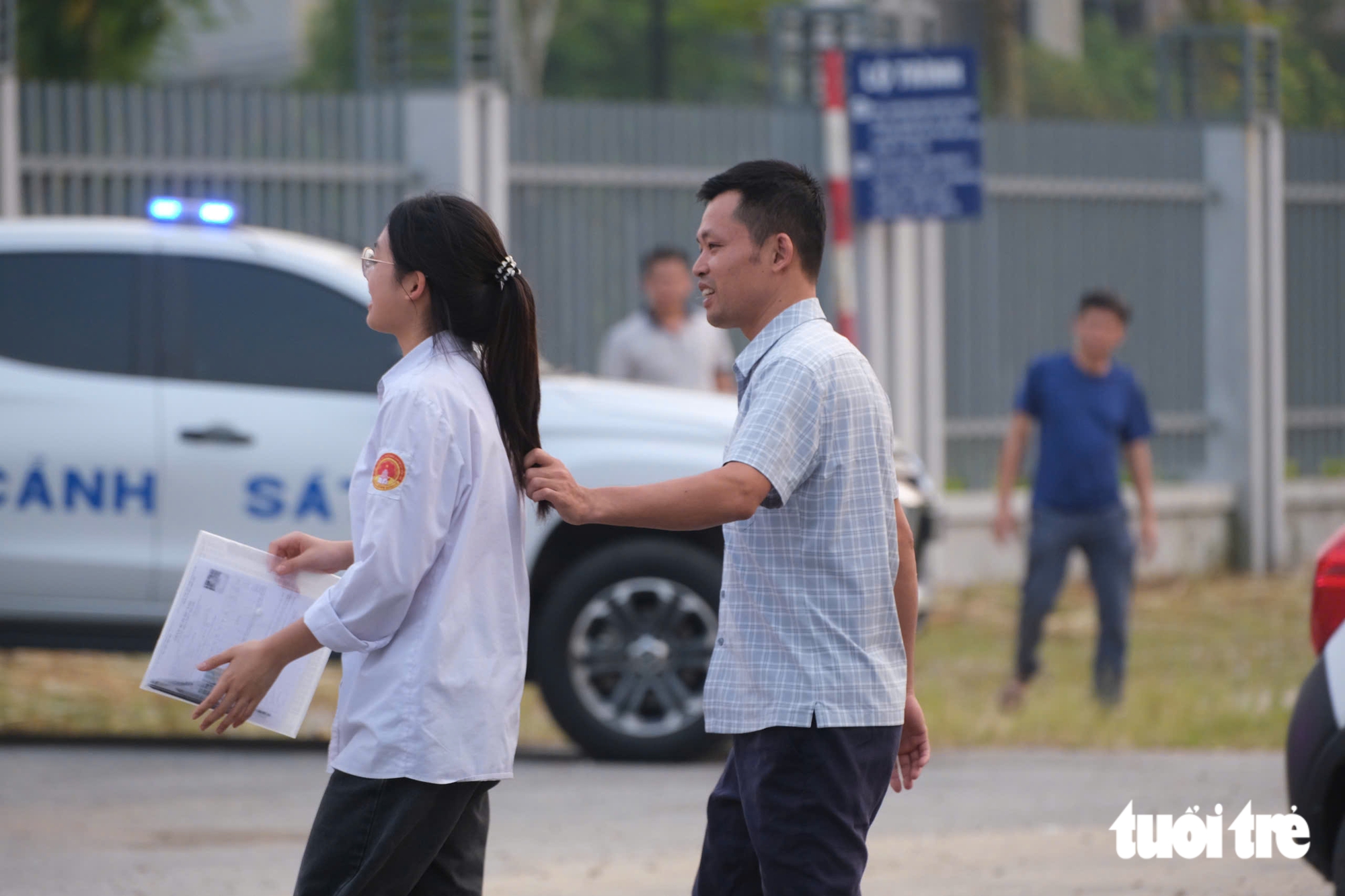 Sáng nay hơn 300 thí sinh chuyên Tuyên Quang dự thi môn văn kỳ thi tốt nghiệp lần 2 - Ảnh 6.