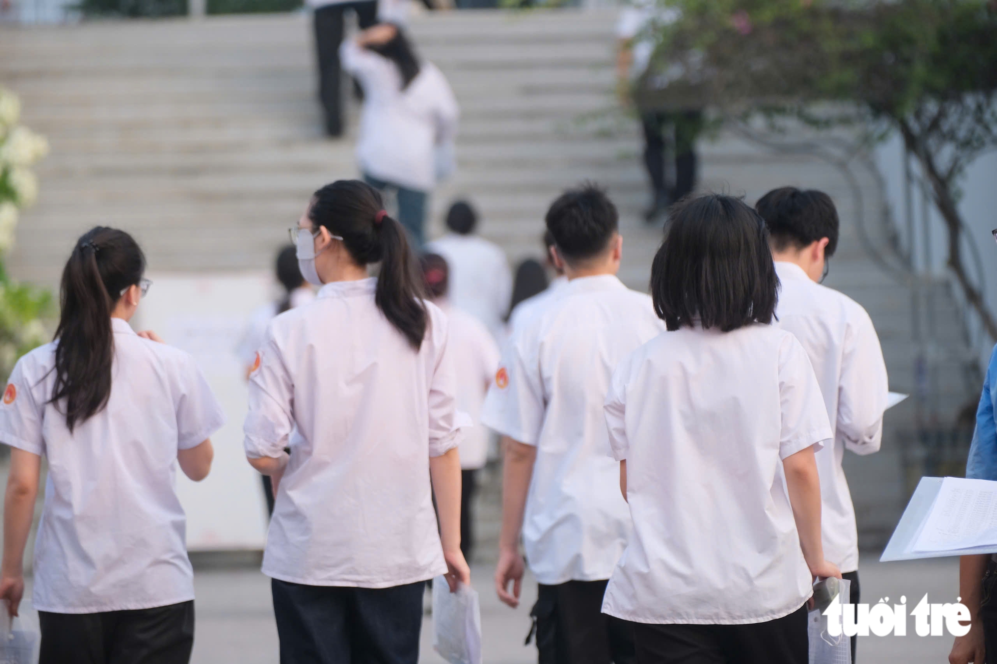 Sáng nay hơn 300 thí sinh chuyên Tuyên Quang dự thi môn văn kỳ thi tốt nghiệp lần 2 - Ảnh 7.