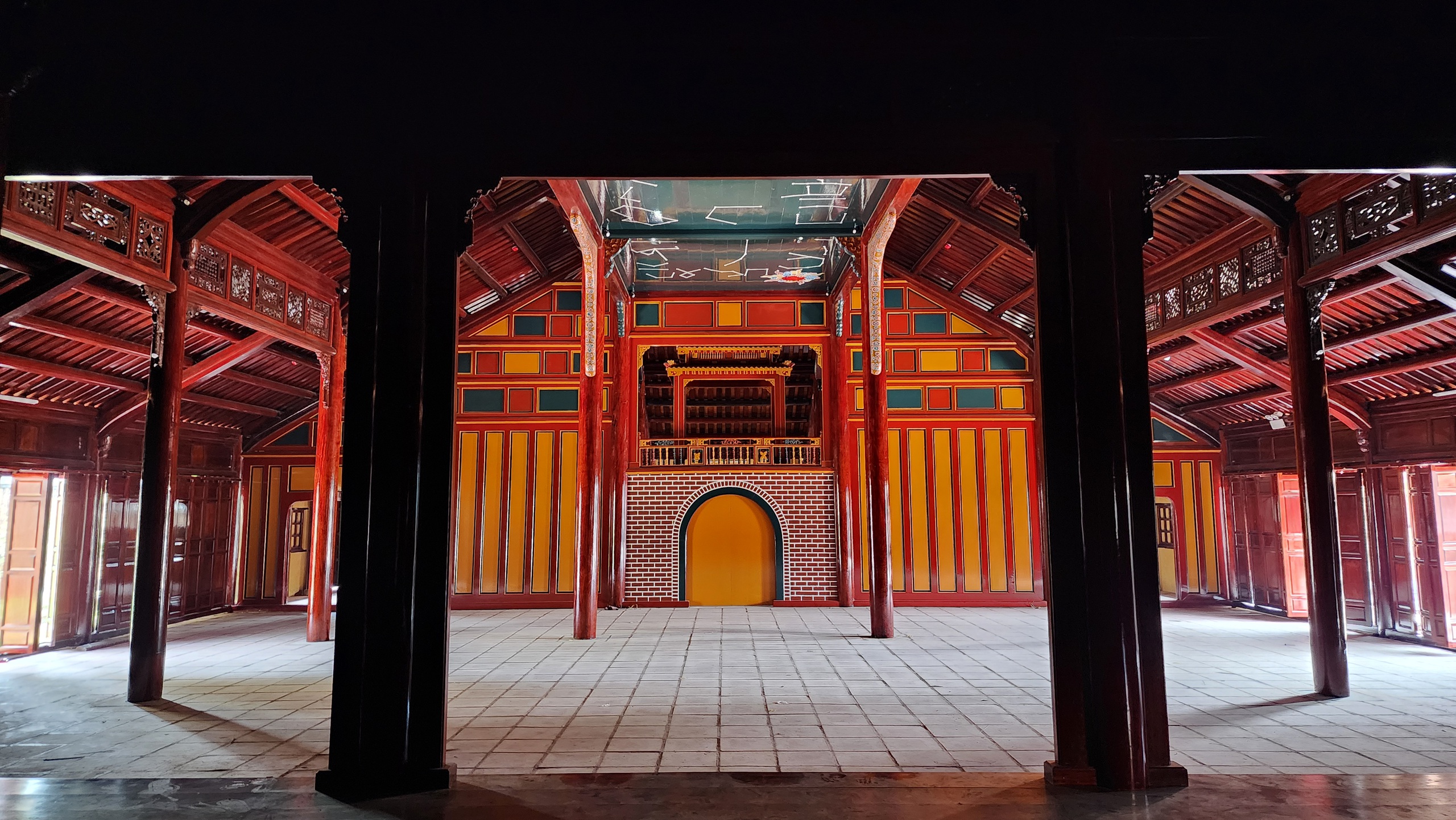 Mở lại các ô cửa bị bịt kín của di tích nhà hát cung đình độc đáo nhất Việt Nam - Ảnh 2.