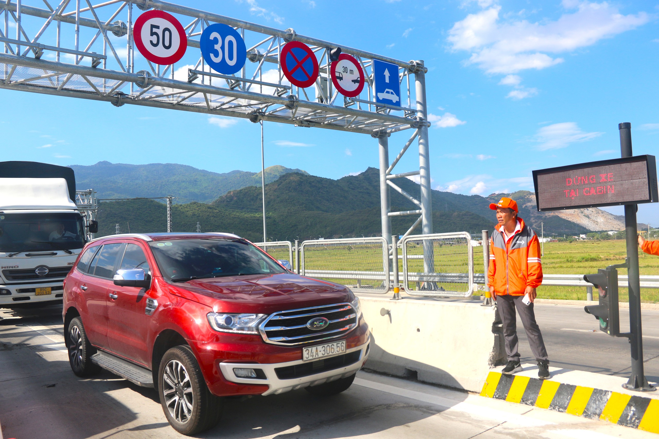 Ngày đầu thu phí cao tốc từ Nha Trang đến Quảng Ngãi: Nhiều tài xế chưa biết đã thu phí, tài khoản hết tiền - Ảnh 2.